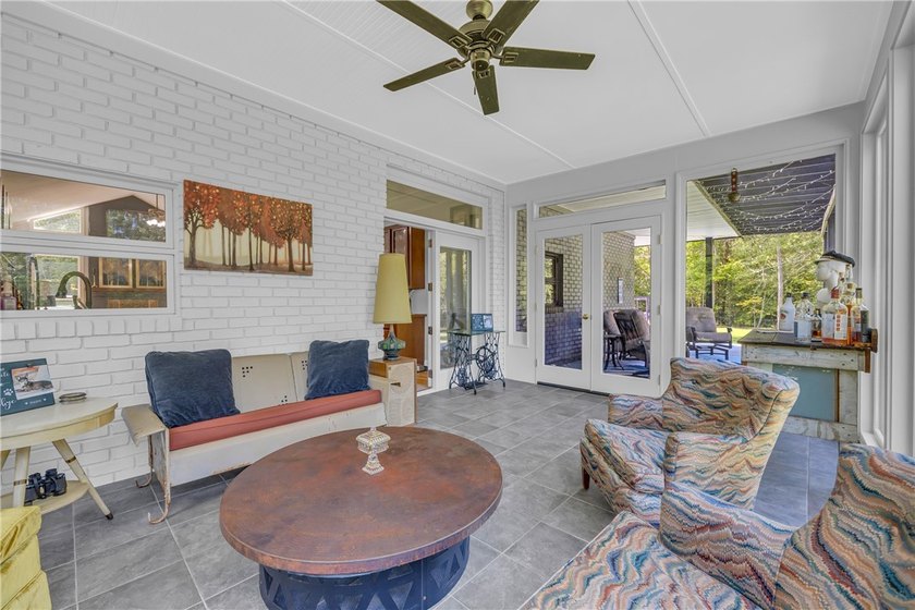 Thoughtfully Updated Lakeview Retreat Tucked away in the heart - photo 12