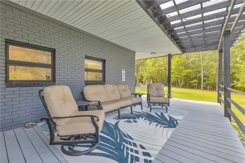 Thoughtfully Updated Lakeview Retreat Tucked away in the heart - photo 14