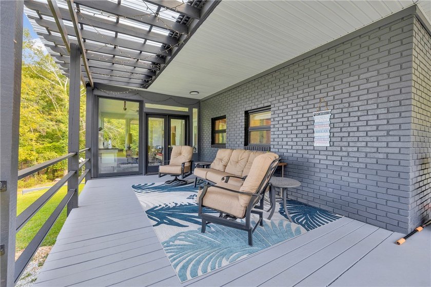 Thoughtfully Updated Lakeview Retreat Tucked away in the heart - photo 15