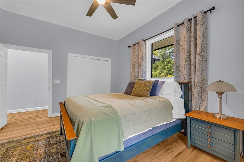 Thoughtfully Updated Lakeview Retreat Tucked away in the heart - photo 18