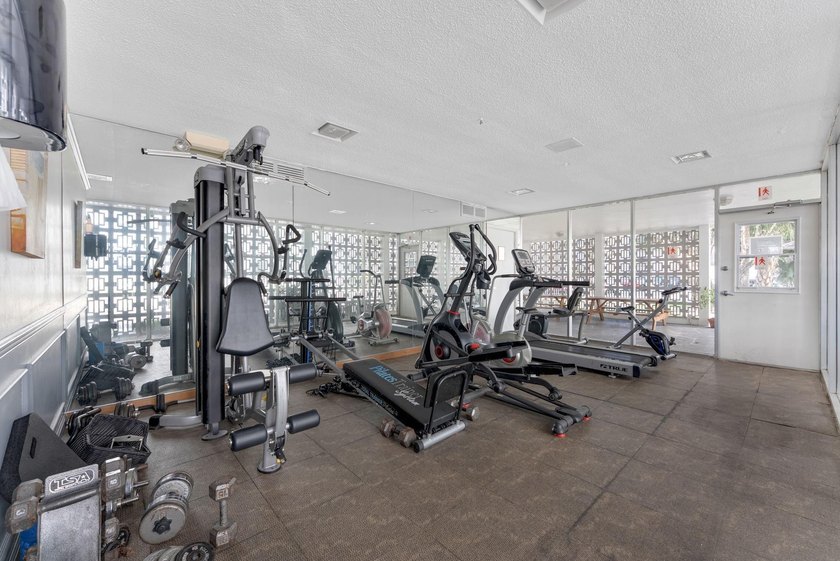 Gorgeous and Spacious 1 Bedroom/1 Bathroom Condo. This - photo 19