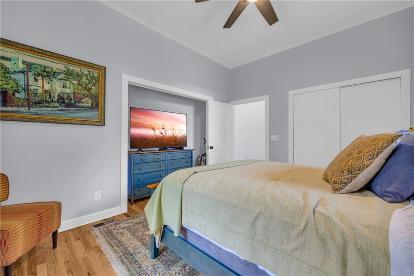 Thoughtfully Updated Lakeview Retreat Tucked away in the heart - photo 19