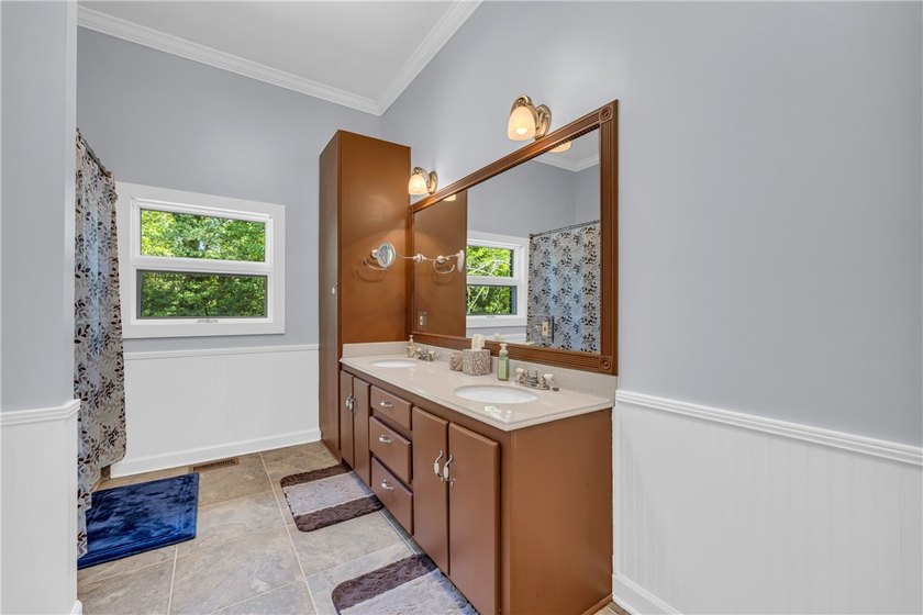 Thoughtfully Updated Lakeview Retreat Tucked away in the heart - photo 20