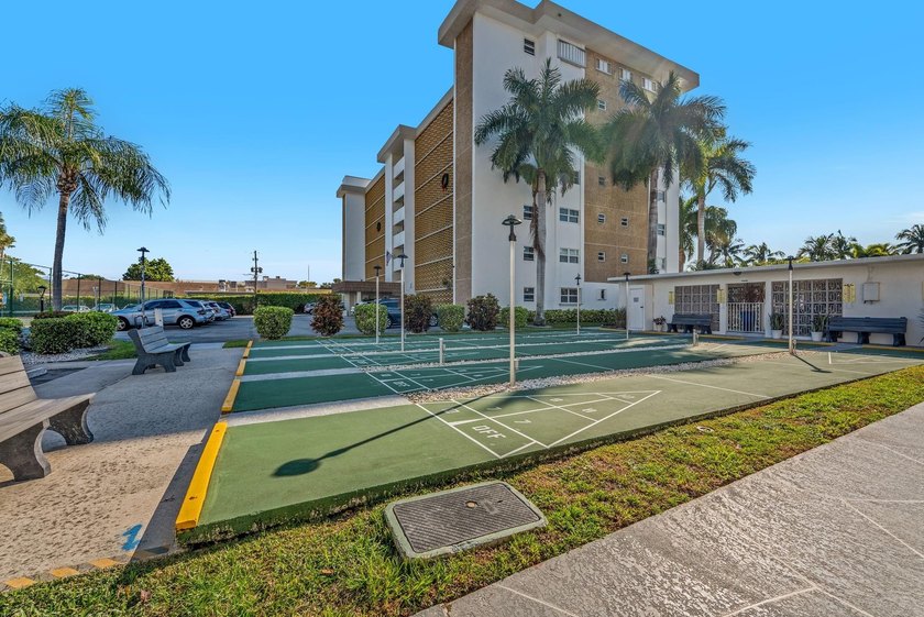 Gorgeous and Spacious 1 Bedroom/1 Bathroom Condo. This - photo 21