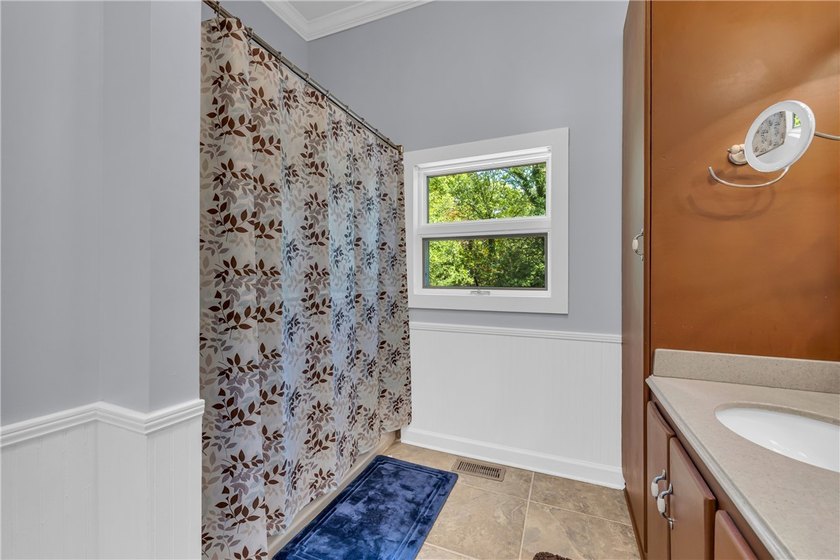 Thoughtfully Updated Lakeview Retreat Tucked away in the heart - photo 21