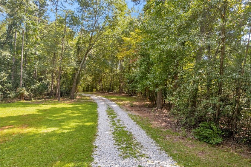 Thoughtfully Updated Lakeview Retreat Tucked away in the heart - photo 23