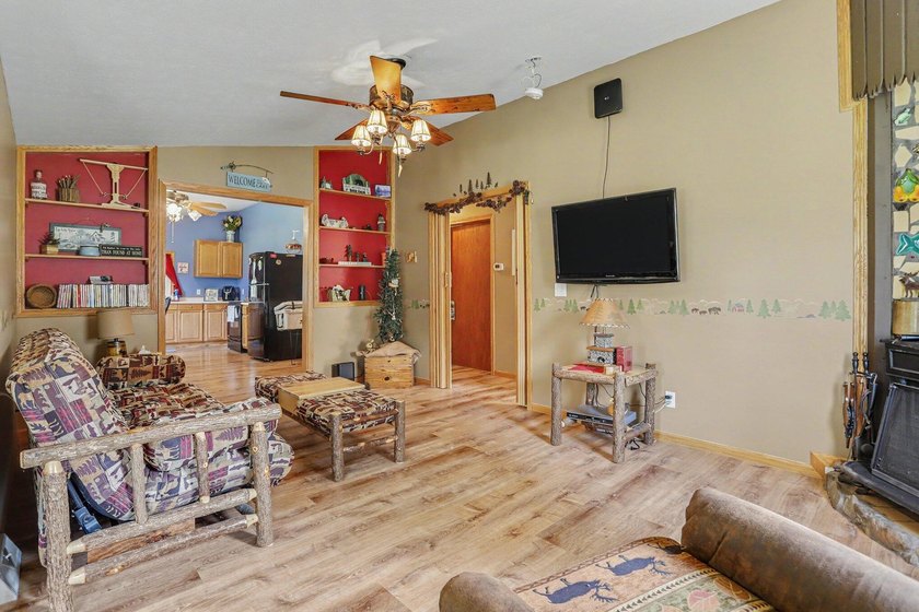 Welcome to this charming, turn key move-in-ready channel front - photo 3