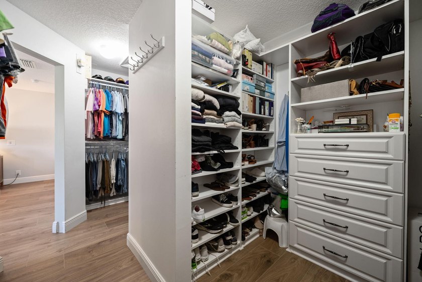 A completely &amp; tastefully upgraded home on a culdesac does exist - photo 34