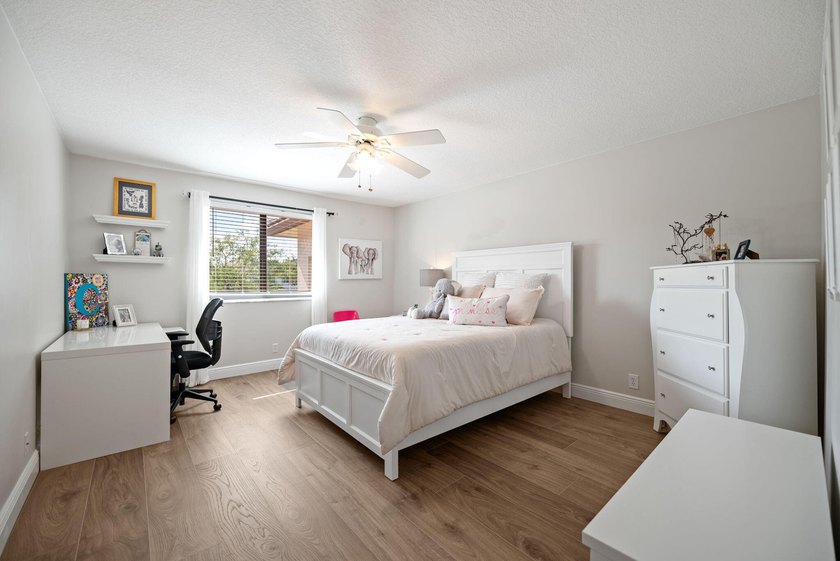 A completely &amp; tastefully upgraded home on a culdesac does exist - photo 35