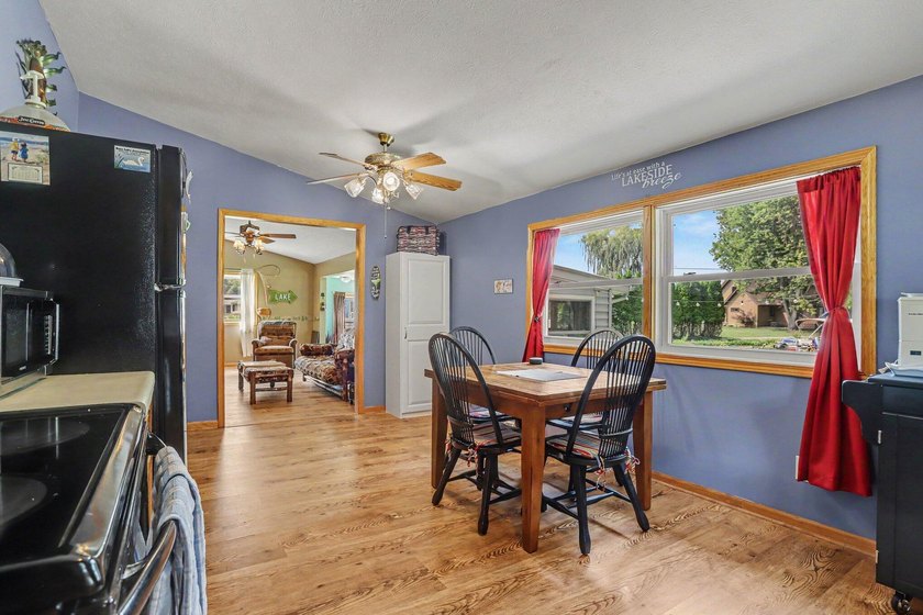 Welcome to this charming, turn key move-in-ready channel front - photo 10