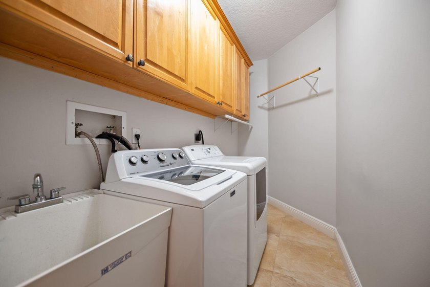A completely &amp; tastefully upgraded home on a culdesac does exist - photo 42