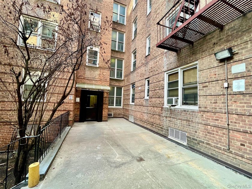 Location !! Location !! Bright &amp; Clean 1 Corner Huge Bedroom In - photo 2