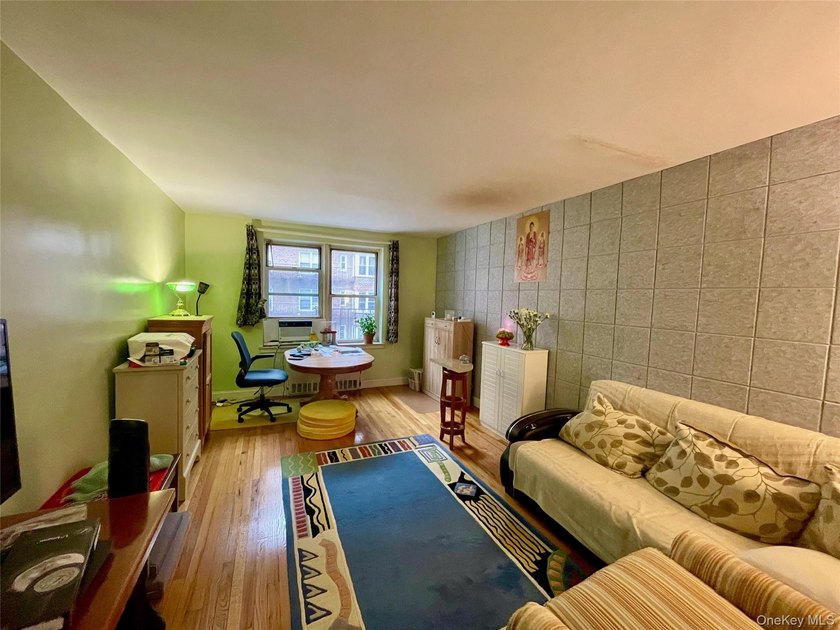 Location !! Location !! Bright &amp; Clean 1 Corner Huge Bedroom In - photo 3