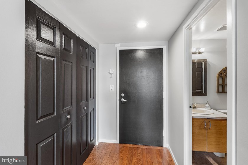 Welcome to 200 Lombard Street, Unit 528 at Abbotts Square, a - photo 3