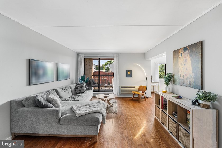 Welcome to 200 Lombard Street, Unit 528 at Abbotts Square, a - photo 4