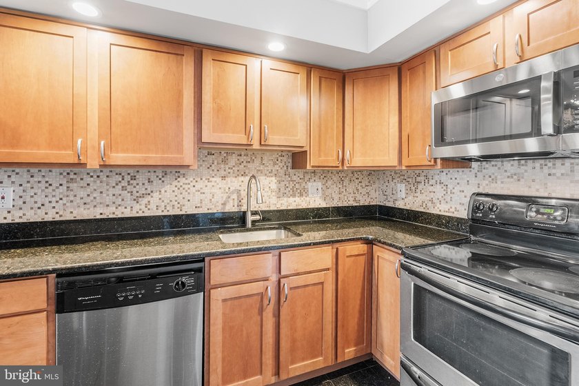 Welcome to 200 Lombard Street, Unit 528 at Abbotts Square, a - photo 9