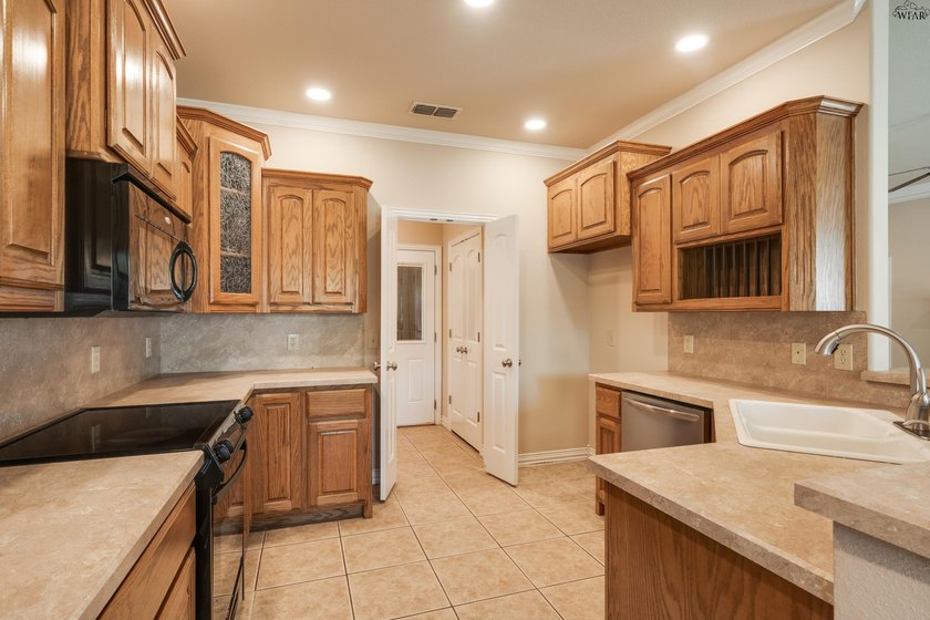 Beautifully designed home featuring freshly installed carpet - photo 11