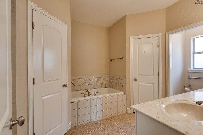 Beautifully designed home featuring freshly installed carpet - photo 16