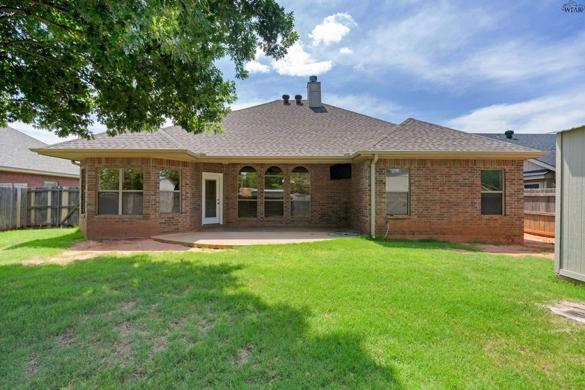 Beautifully designed home featuring freshly installed carpet - photo 31
