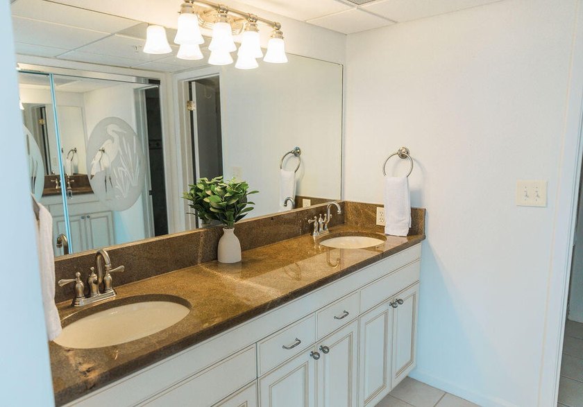 This newly remodeled and beautifully maintained 3-bedroom with - photo 15