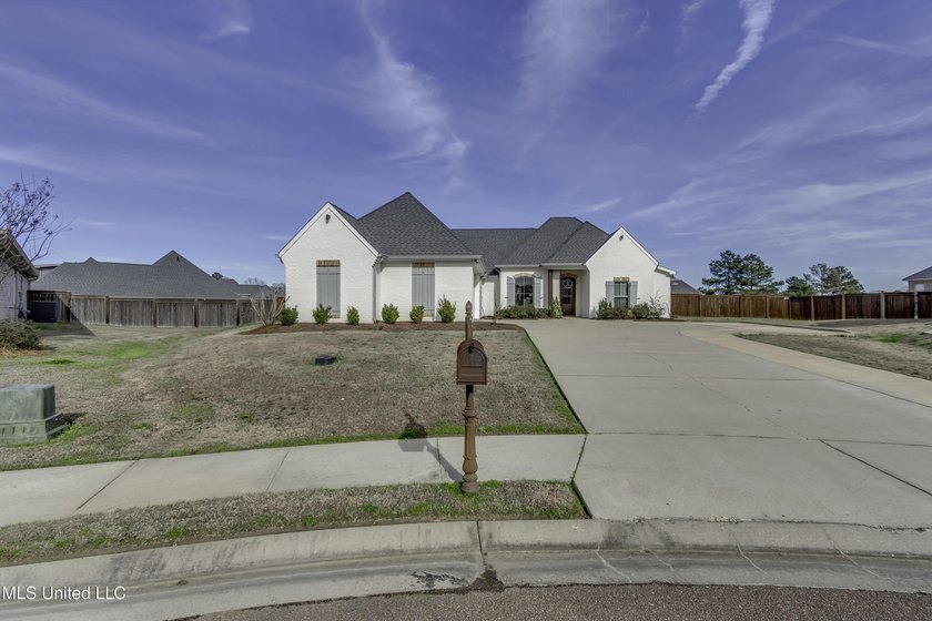 NEW PRICE!!! WELCOME TO 705 QUEENS CT. in the Gated Kensington - photo 2