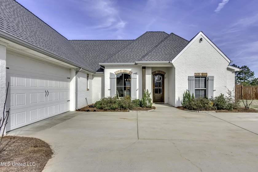 NEW PRICE!!! WELCOME TO 705 QUEENS CT. in the Gated Kensington - photo 3