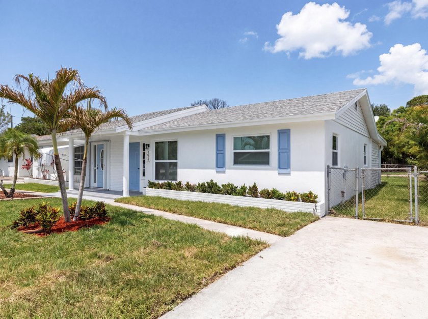 Welcome to this charming FULLY RENOVATED 2-bedroom, 1-bathroom - photo 2
