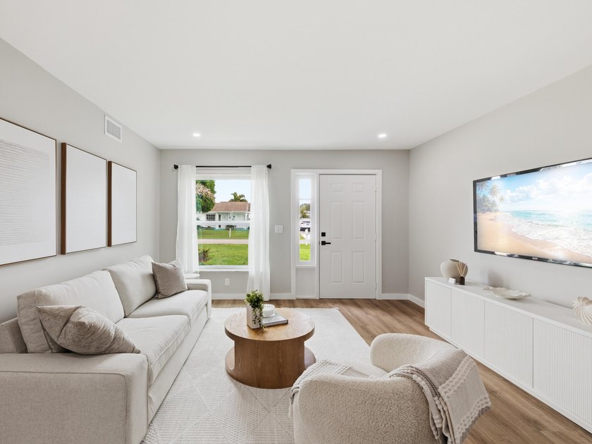 Welcome to this charming FULLY RENOVATED 2-bedroom, 1-bathroom - photo 4