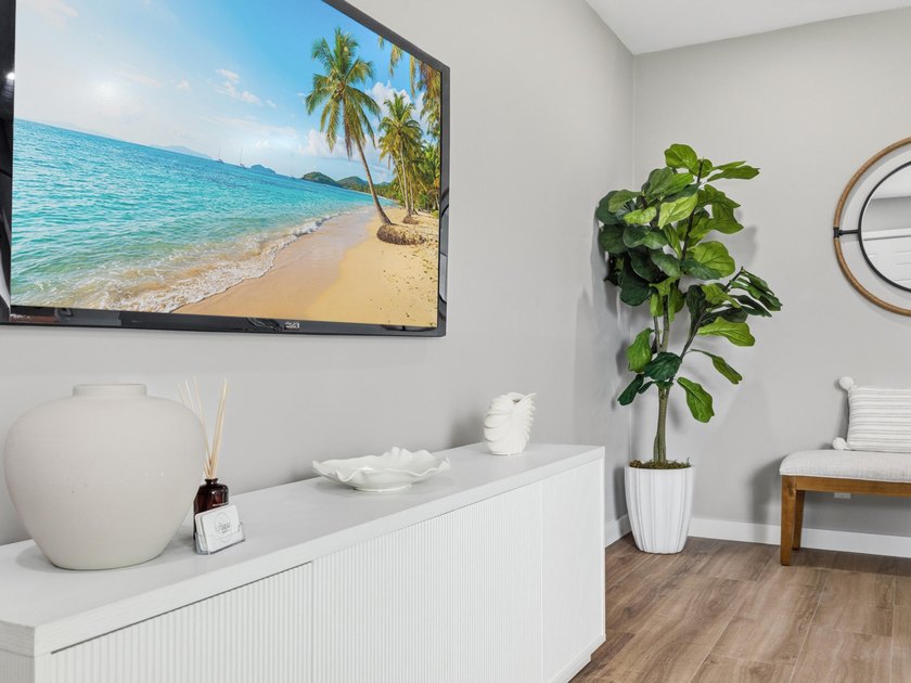 Welcome to this charming FULLY RENOVATED 2-bedroom, 1-bathroom - photo 9