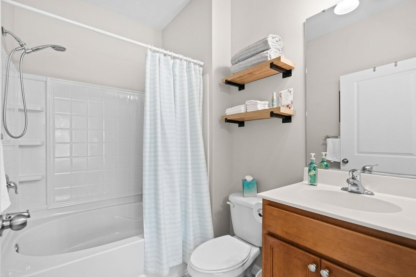 Beautiful top-floor, two-bedroom, two-bath condo with vaulted - photo 18