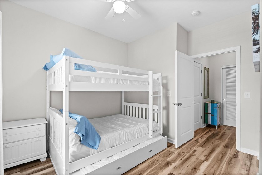Beautiful top-floor, two-bedroom, two-bath condo with vaulted - photo 20
