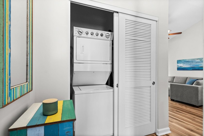 Beautiful top-floor, two-bedroom, two-bath condo with vaulted - photo 23