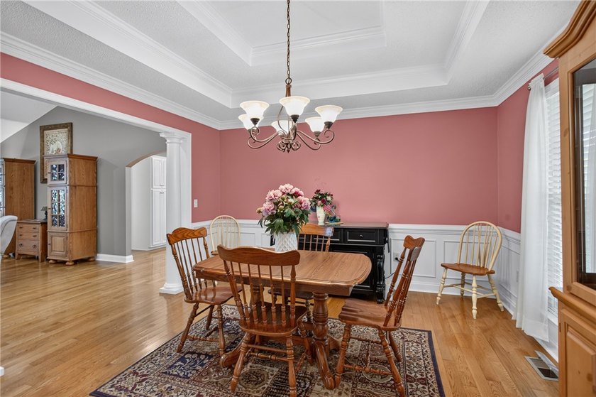 Welcome to this beautifully maintained 4-bedroom, 3.5-bath home - photo 11