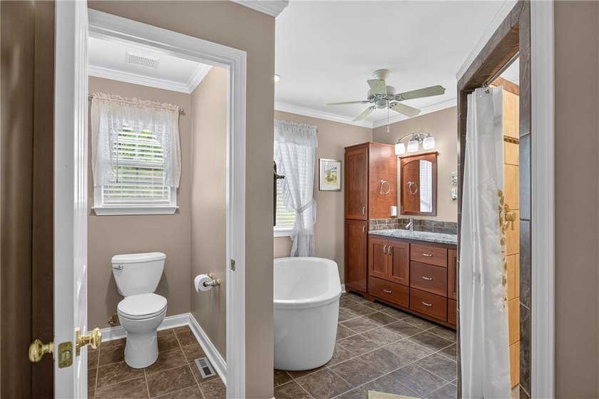 Welcome to this beautifully maintained 4-bedroom, 3.5-bath home - photo 18