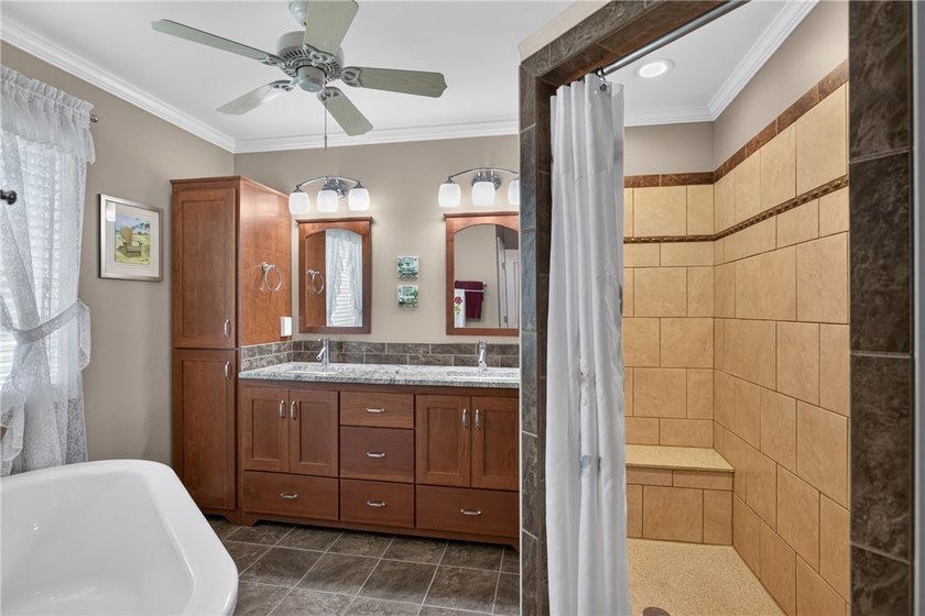 Welcome to this beautifully maintained 4-bedroom, 3.5-bath home - photo 19