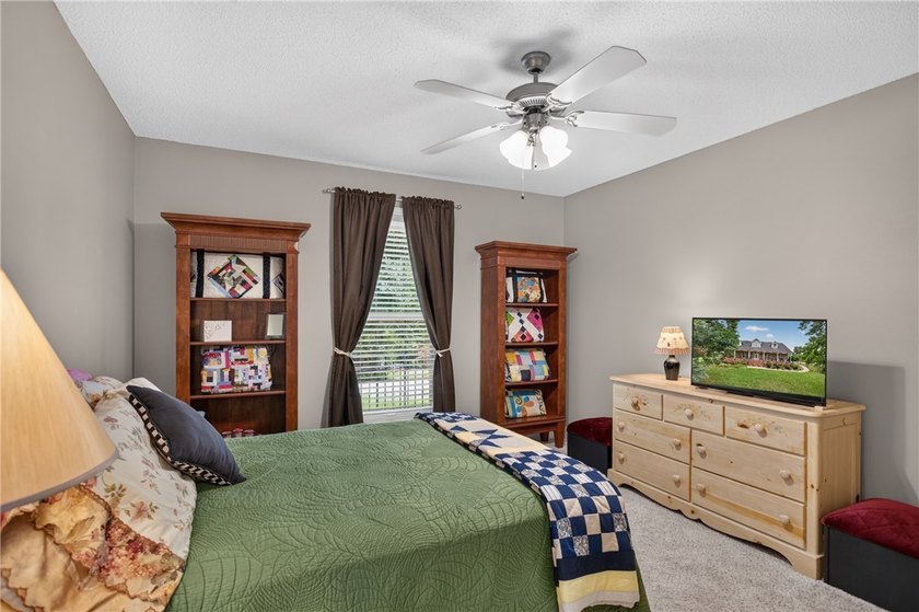 Welcome to this beautifully maintained 4-bedroom, 3.5-bath home - photo 20