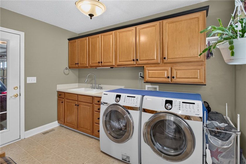 Welcome to this beautifully maintained 4-bedroom, 3.5-bath home - photo 25