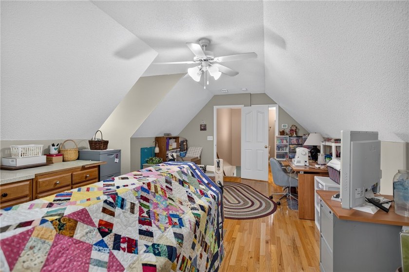 Welcome to this beautifully maintained 4-bedroom, 3.5-bath home - photo 27