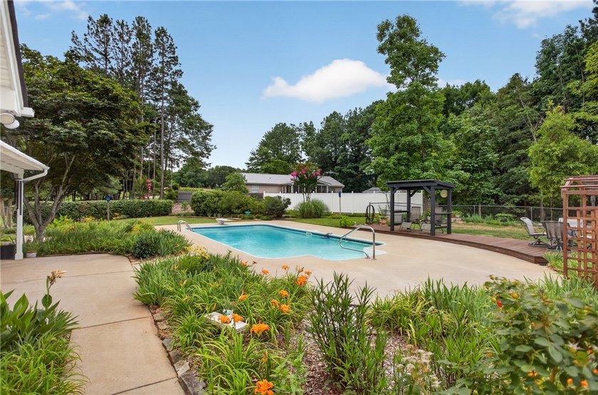 Welcome to this beautifully maintained 4-bedroom, 3.5-bath home - photo 29