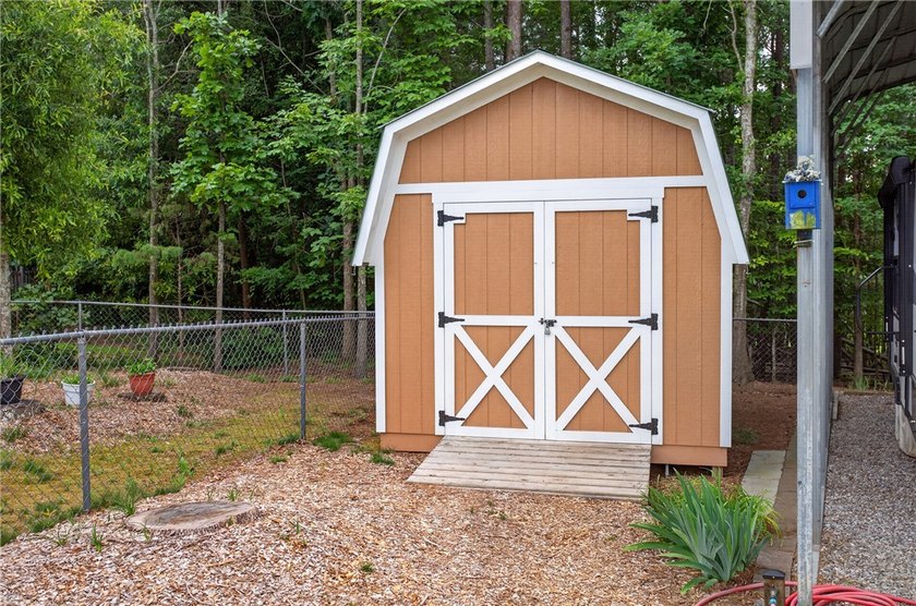 Welcome to this beautifully maintained 4-bedroom, 3.5-bath home - photo 30