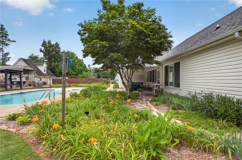 Welcome to this beautifully maintained 4-bedroom, 3.5-bath home - photo 32