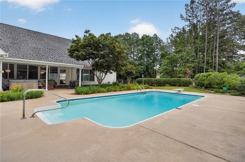Welcome to this beautifully maintained 4-bedroom, 3.5-bath home - photo 33