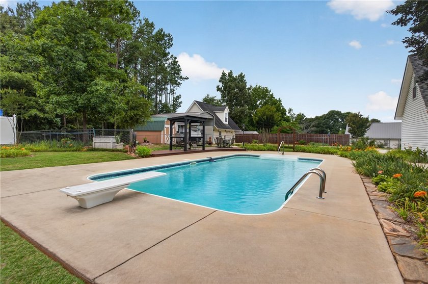 Welcome to this beautifully maintained 4-bedroom, 3.5-bath home - photo 34