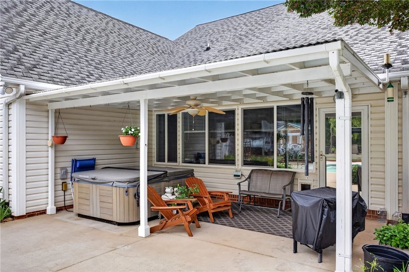 Welcome to this beautifully maintained 4-bedroom, 3.5-bath home - photo 35
