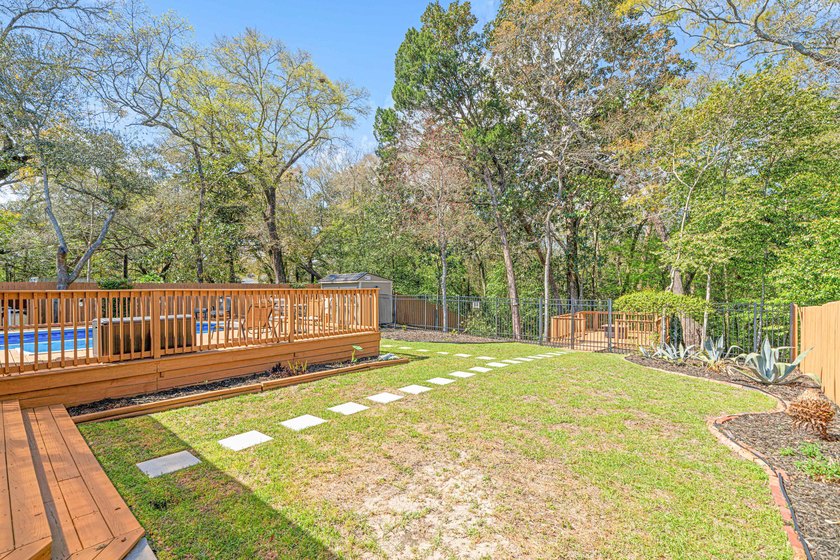 Welcome to this stunning 4 bed, 3 bath pool home in the heart of - photo 36