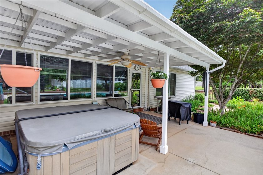 Welcome to this beautifully maintained 4-bedroom, 3.5-bath home - photo 36