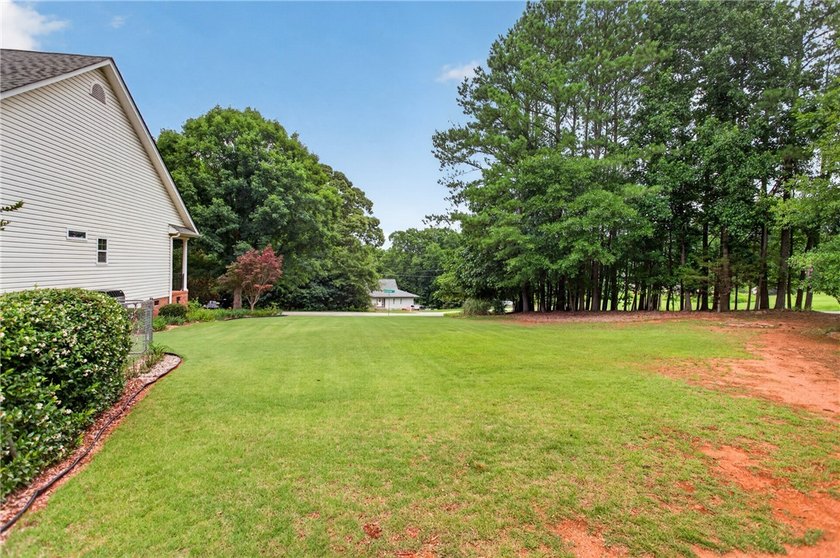 Welcome to this beautifully maintained 4-bedroom, 3.5-bath home - photo 38