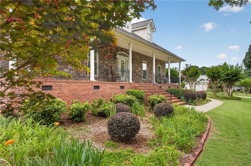 Welcome to this beautifully maintained 4-bedroom, 3.5-bath home - photo 39