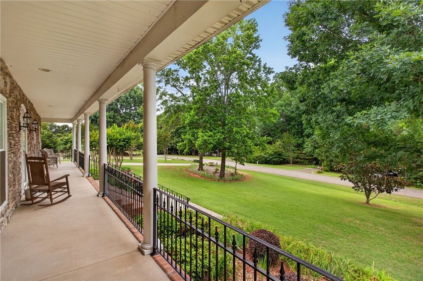 Welcome to this beautifully maintained 4-bedroom, 3.5-bath home - photo 40