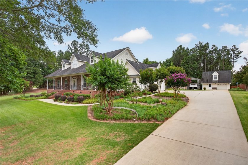 Welcome to this beautifully maintained 4-bedroom, 3.5-bath home - photo 41